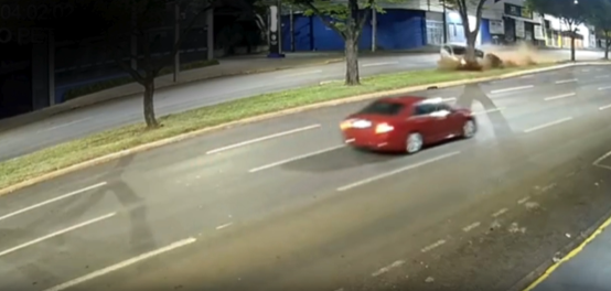 Câmeras de segurança registram acidente na Avenida Colombo em Maringá