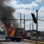 Caminhão baú pega fogo em Maringá e carga é totalmente destruída; vídeo