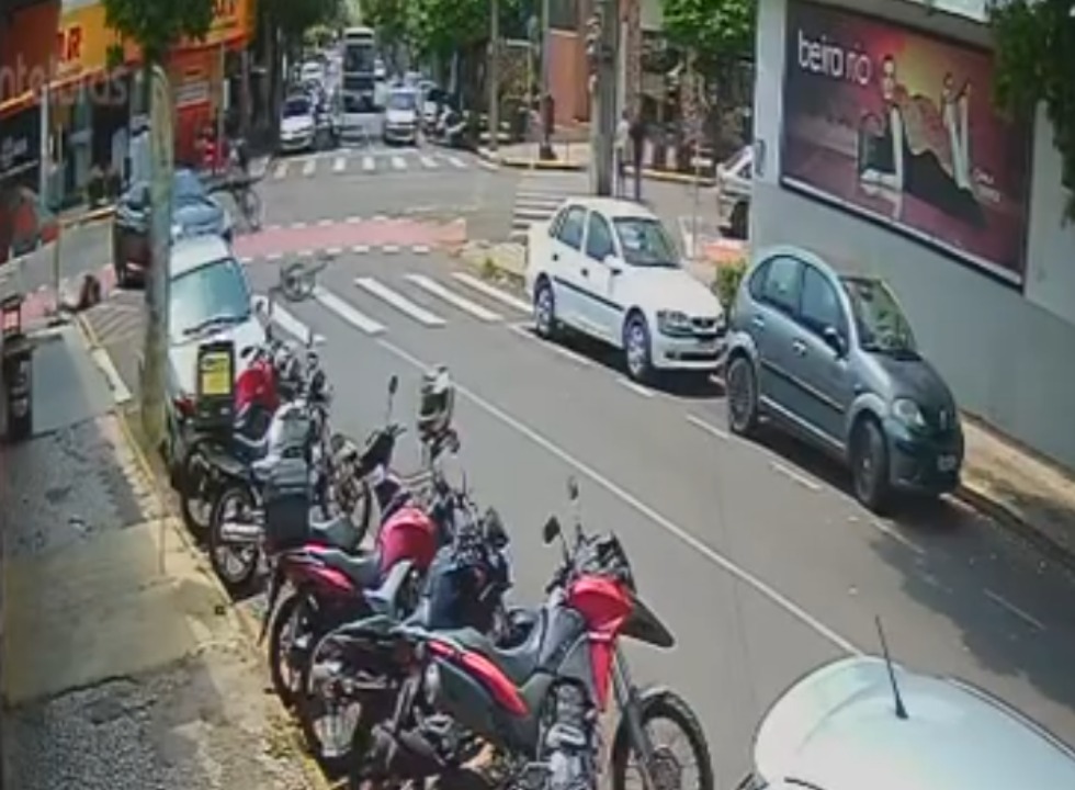 Ciclista é lançado sobre carro após colisão no centro de Mandaguaçu; Veja o vídeo