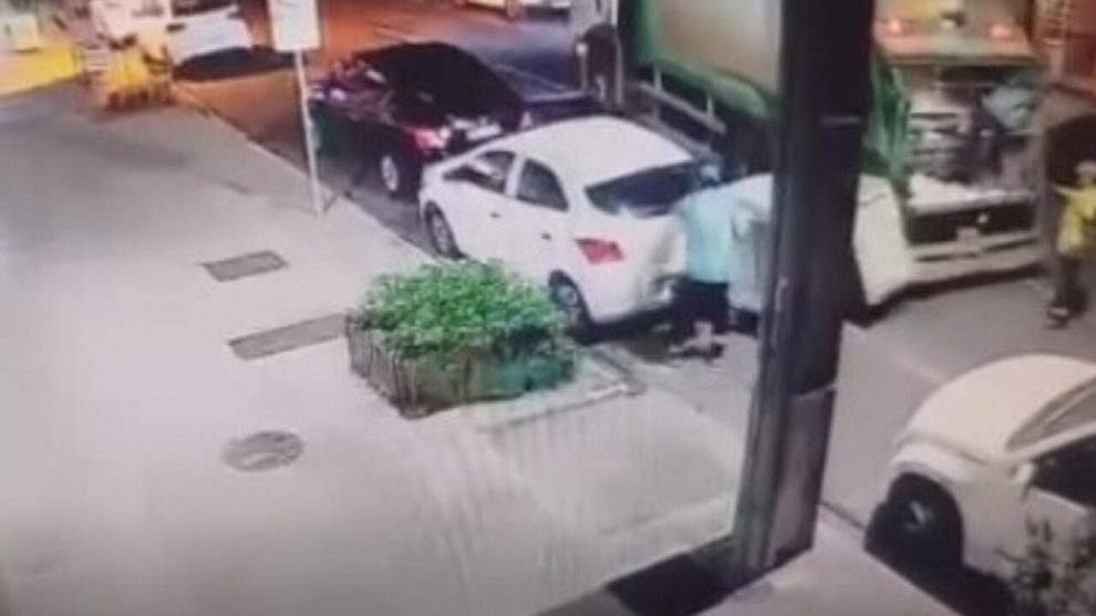Contêiner de lixo atinge carro estacionado durante coleta na região central de Maringá