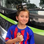 Criança faz "cabelo maluco" inspirado em empresa de ônibus e recebe surpresa na saída da escola