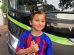 Criança faz "cabelo maluco" inspirado em empresa de ônibus e recebe surpresa na saída da escola