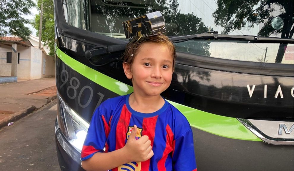 Criança faz "cabelo maluco" inspirado em empresa de ônibus e recebe surpresa na saída da escola
