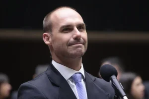 Ex-dirigente da Cultura atua 'nas sombras' ao lado de Eduardo Bolsonaro nos EUA