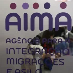 Fila em agência de imigração de Portugal faz estrangeiros passarem a noite na calçada