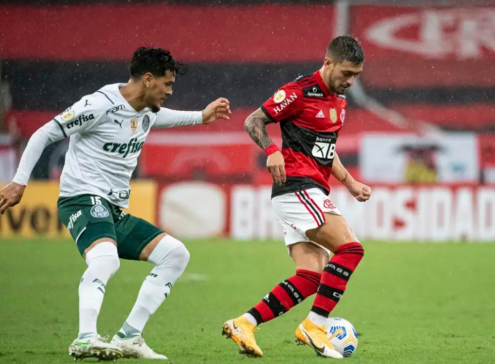 Flamengo e Palmeiras disputam liderança do Brasileirão neste domingo (19)