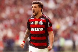 Flamengo supera Palmeiras por 3 a 2 e iguala pontos no Brasileiro