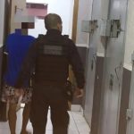 Homem agride a mãe idosa e rouba celular para comprar drogas em Maringá; ele foi preso em flagrante