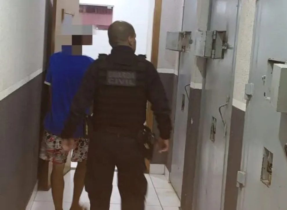 Homem agride a mãe idosa e rouba celular para comprar drogas em Maringá; ele foi preso em flagrante
