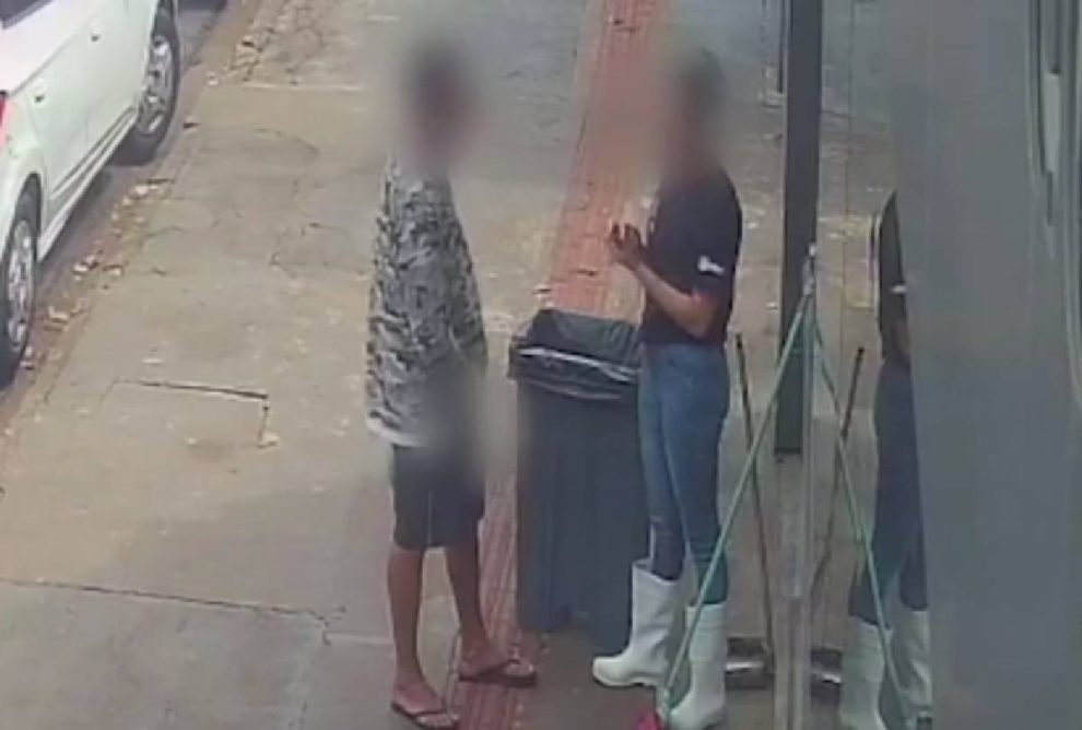 Homem apanha após assediar mulher na rua: vídeo