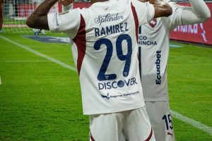 LDU atropela Palmeiras em Quito com atuação de Villamíl