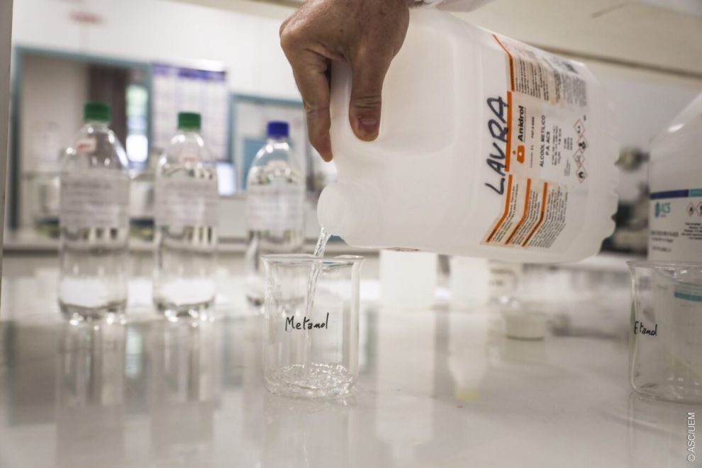 Laboratório da UEM realiza detecção de níveis de metanol em bebidas