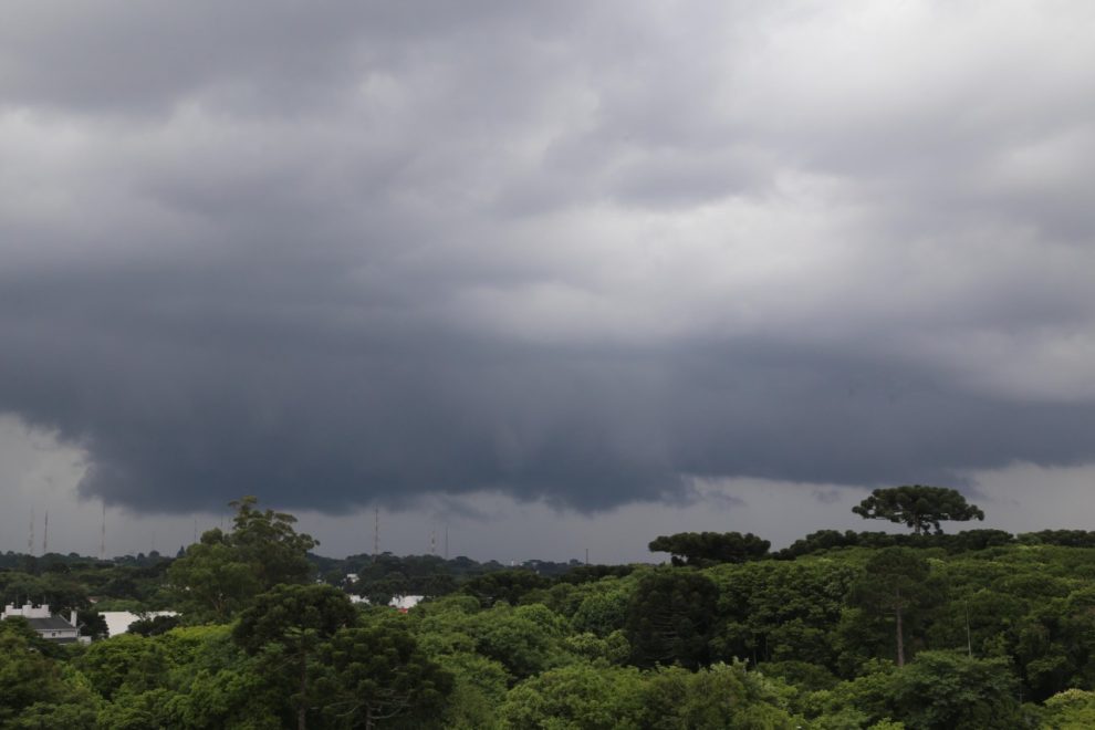 Maringá tem alerta para fortes chuvas até segunda-feira (13); equipes da Prefeitura atuam em ocorrências desta madrugada