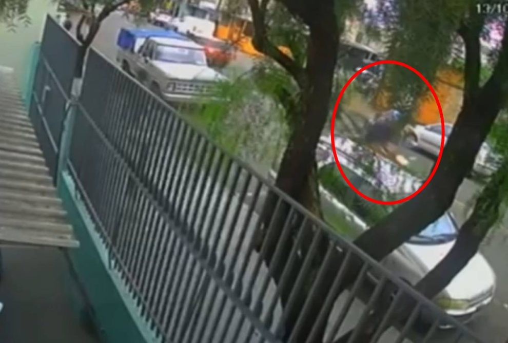 Menino é atropelado e motociclista foge após acidente: vídeo