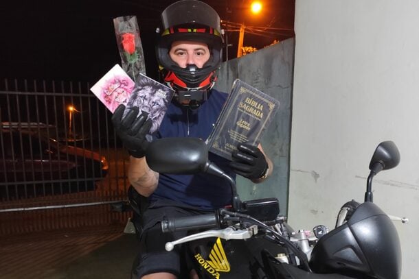 Morador da região viraliza ao entregar Bíblias e flores nas ruas com mensagens de fé