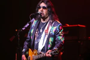 Morte de Ace Frehley, guitarrista fundador do Kiss, ainda está sob investigação, diz site