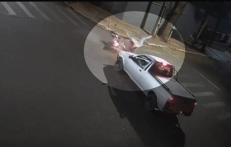 Motociclista fica gravemente ferido após colisão com carro em Paiçandu