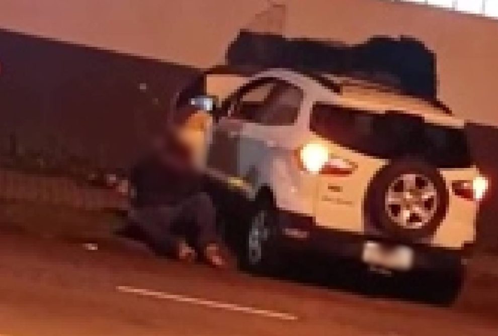 Motorista sob efeito de drogas invade muro de delegacia após show
