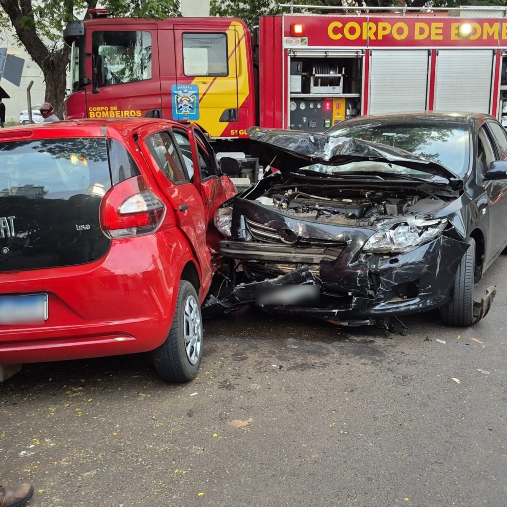 Mulher fica ferida após colisão entre dois veículos na região central de Maringá