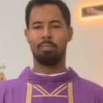 Padre é investigado pela igreja após ser flagrado com noiva de fiel