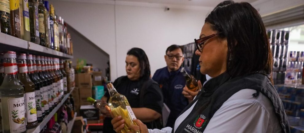 Procon apreende 136 garrafas de bebidas durante fiscalização em Maringá