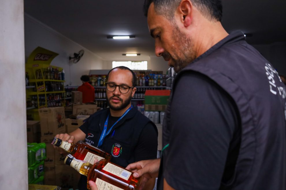 Procon de Maringá apreende 118 garrafas com suspeita de adulteração e irregularidades