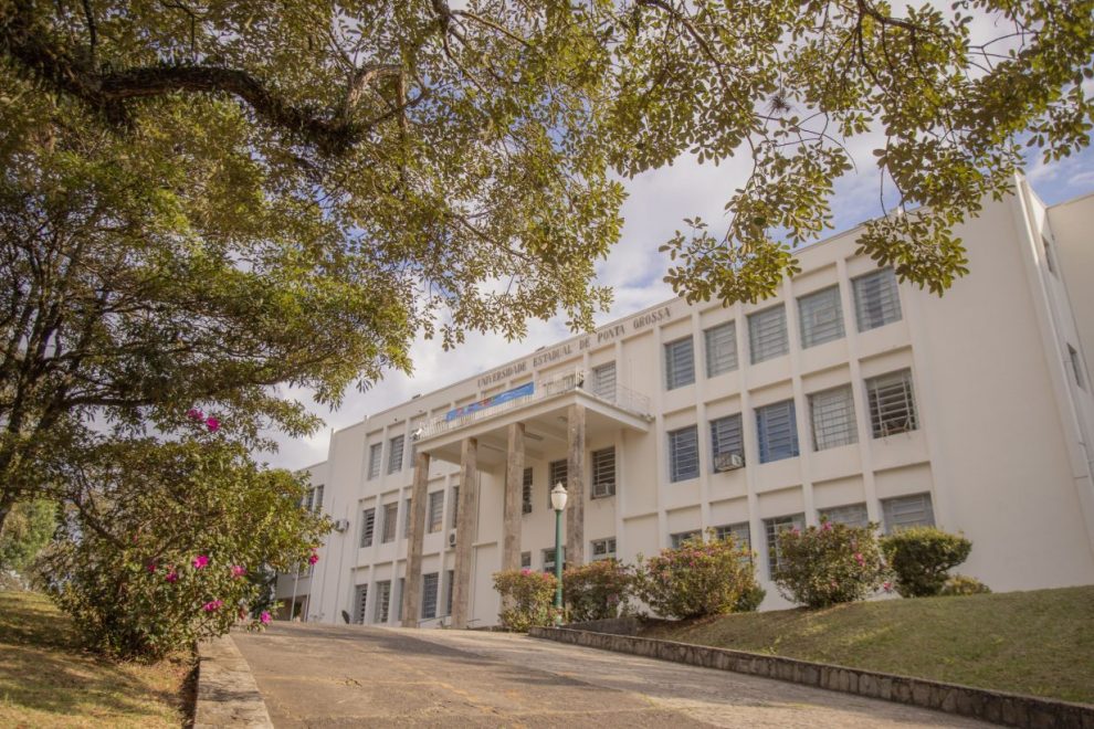 Universidade do Paraná abre inscrições para concurso público em 66 áreas; salários chegam a R$ 10,6 mil